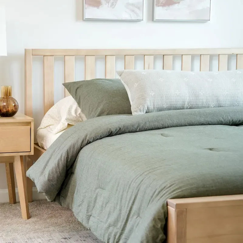 Lit Queen-Size Moderne en Bois Massif avec Tête de Lit à Lattes